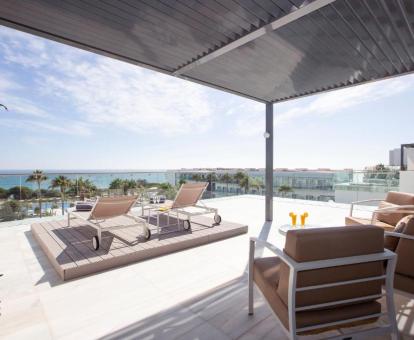 Foto de una de las terrazas privadas con vistas al mar la Suite Deluxe del hotel.