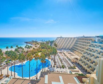 Foto de la piscina al aire libre del hotel disponible todo el año.