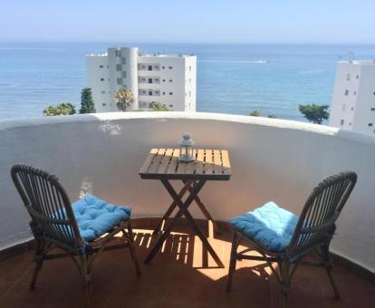Foto de la terraza privada con comedor exterior y vistas al mar de este apartamento.