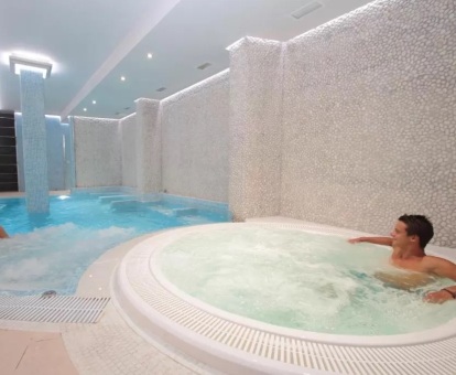 Foto de la piscina con elementos de hidroterapia del spa del hotel.