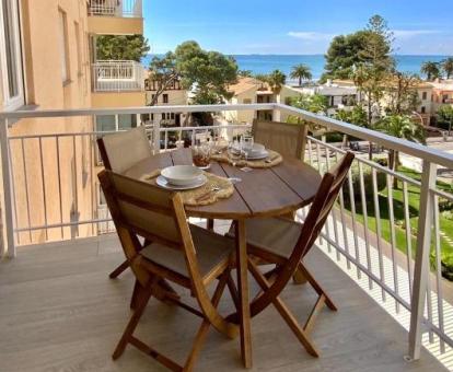 Foto de las instalaciones de este hotel con vistas al mar.