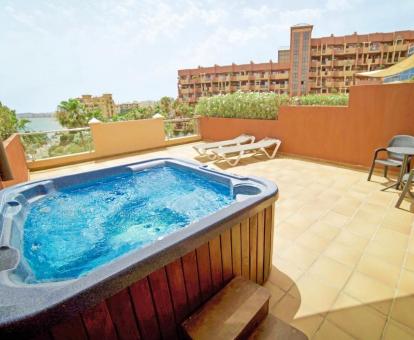 Suite con vistas al mar y bañera de hidromasaje privada al aire libre del hotel.