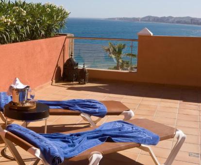 Foto de las instalaciones de este hotel con vistas al mar.