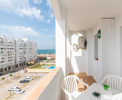 Foto del balcón amueblado con vistas al mar de este apartamento.
