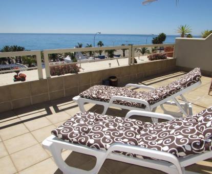 Foto de la terraza solarium con vistas al mar de uno de los apartamentos de un dormitorio.