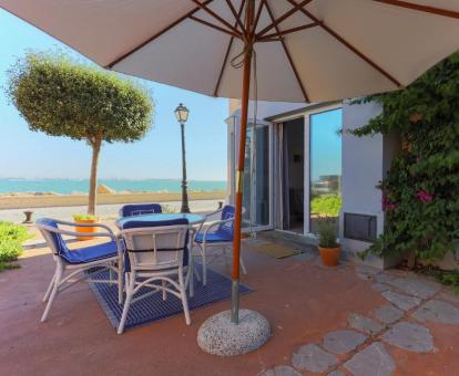 Foto de la terraza privada con vistas al mar del apartamento de un dormitorio de este establecimiento.