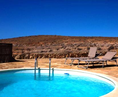 Foto de la piscina privada con vistas a las montañas de esta preciosa casa independiente.
