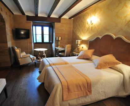 Foto de una de las habitaciones de estilo tradicional del hotel.
