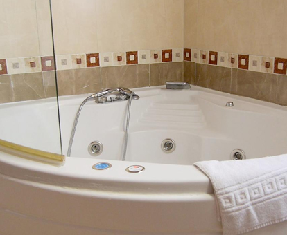 Foto de la bañera de hidromasaje que se encuentra en el hotel Hospedería Ballesteros de Villar de Olalla