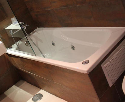 Foto de la bañera de hidromasaje que se encuentra en una de las habitaciones de la Hospedería de Cuenca
