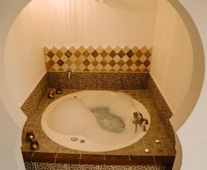 Acogedor espacio con jacuzzi privado de la Suite Deluxe del hotel.