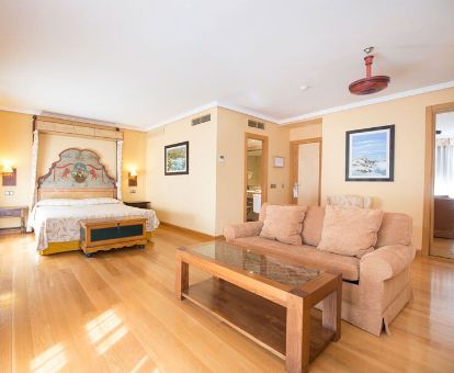 Una de las hermosas habitaciones con sala de estar de este hotel ideal para escapar de la rutina.