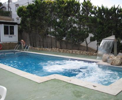 Foto de la piscina equipada con zona de spa del hostal.