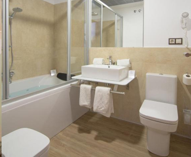 Foto del baño con bañera de hidromasaje para dos personas del Hostal La Lonja