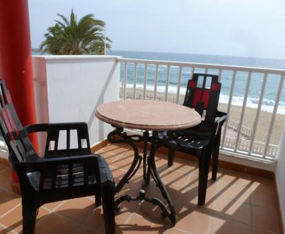 Foto de las instalaciones de este hotel con vistas al mar.