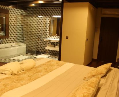 Una de las habitaciones dobles con bañera de hidromasaje privada del hotel.