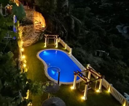Acogedora terraza con piscina al aire libre y vistas en este hotel solo para adultos.