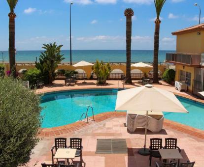 Foto de las instalaciones de este hotel con vistas al mar.