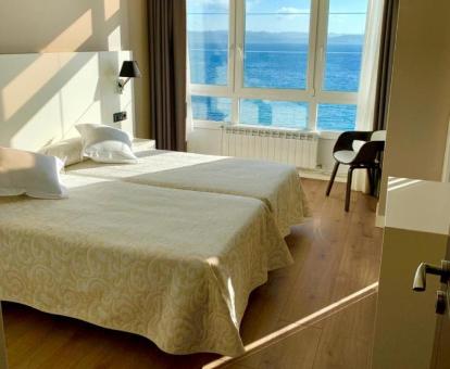Foto de una de las habitaciones con vistas al mar del hotel.