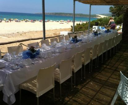Foto del comedor con vistas al mar del restaurante del hostal.
