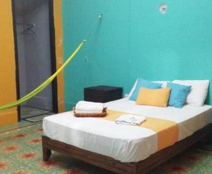 Foto de una de las habitaciones de este hotel solo para adultos.