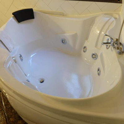 Foto de la bañera de hidromasaje que se encuentra en la Hostelería Lineros 38