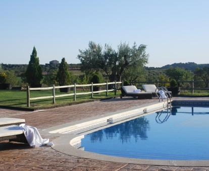 Foto de la piscina al aire libre con vistas a la naturaleza.