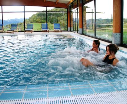 Foto de la piscina de hidroterapia con hermosas vistas a la naturaleza.