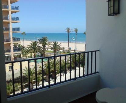 Foto de las instalaciones de este hotel con vistas al mar.