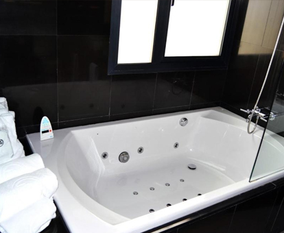 Foto de la bañera de hidromasaje que se encuentra en el Hotel 525 de Los Alcázares