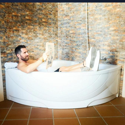 Foto del baño con bañera de hidromasaje que se encuentra en el Hotel Albaida Nature