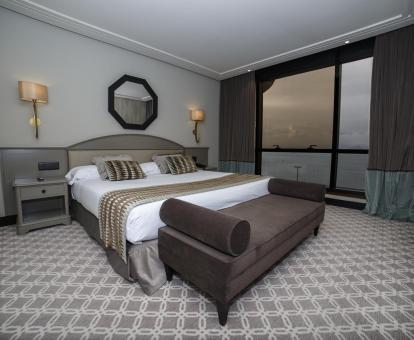 Foto de una de las habitaciones del hotel con vistas al mar.