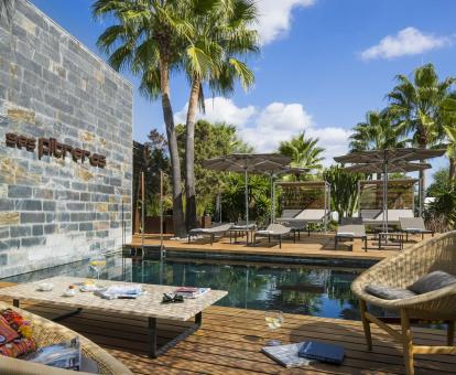 Foto de la piscina al aire libre con terraza solarium con tumbonas y zona de estar.