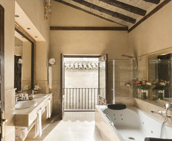 Foto de la estancia con bañera de hidromasaje del Hotel Casa 1800 Granada