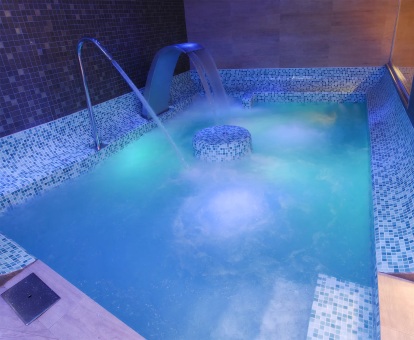 Foto de la acogedora piscina con chorros de hidroterapia del spa.