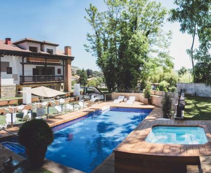Foto de la piscina con terraza al aire libre.