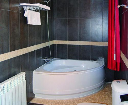 Foto del jacuzzi privado que hay en el baño de la Habitación Doble Superior del Hotel Dom de Lleida
