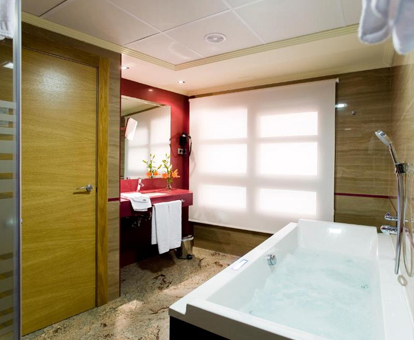 Foto del baño con jacuzzi que se encuentra en el Hotel El Churra de Murcia