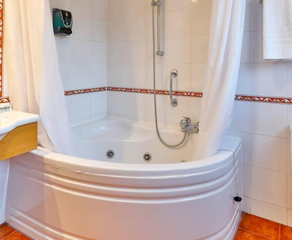 Foto de la bañera de hidromasaje que se encuentra en el Hotel El Cruce de Manzanares