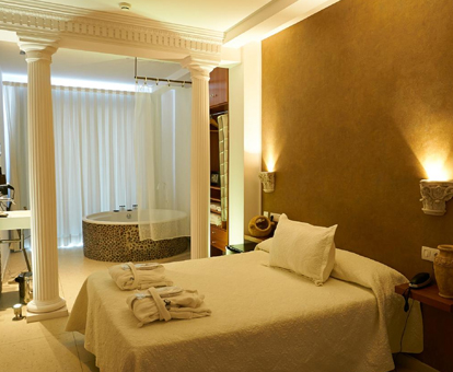 Foto de la habitaciÃ³n con jacuzzi al lado de la cama en el Hotel Gabbeach de Valencia