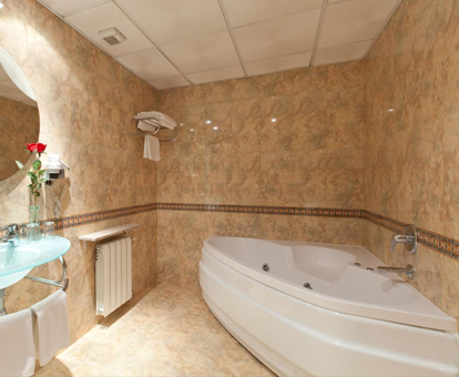 Foto del baño con bañera de hidromasaje del Hotel Galaico que está en Collado-Villalba, en Madrid