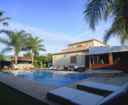 Foto de la piscina del alojamiento con solÃ¡rium.