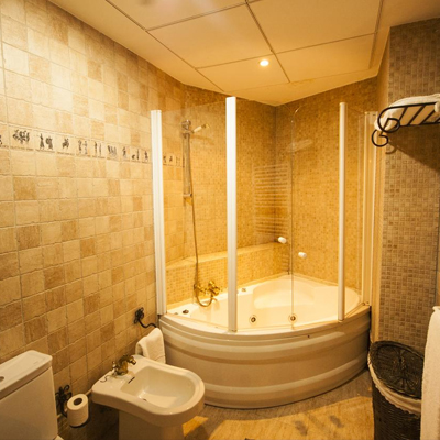 Foto del baño con bañera de hidromasaje del Hotel Hc Zoom de Pozoblanco