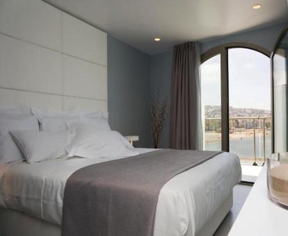 Foto de una de las modernas habitaciones del hotel con vistas al mar y terraza privada.