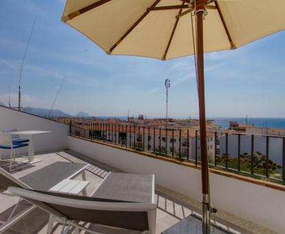 Foto de la terraza privada con vistas al mar de una de las habitaciones del hotel.
