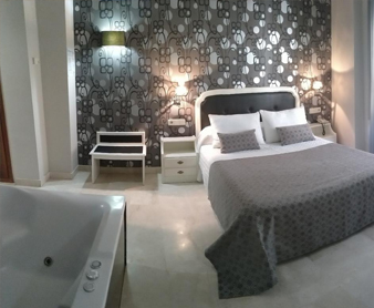 Foto del jacuzzi en la habitación  del hotel Las Nieves de Granada