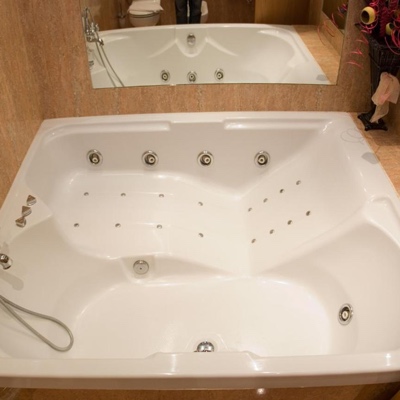 Foto de la bañera de hidromasaje que se encuentra en el Hotel Los Girasoles de Sevilla