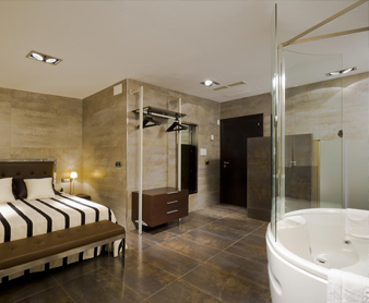Foto de la habitación con jacuzzi privado al lado de la cama en el Hotel Los Girasoles