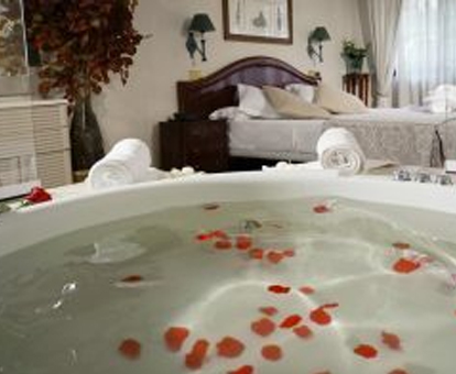 Foto del baño con bañera de hidromasaje que se encuentra en el Hotel María Cristina