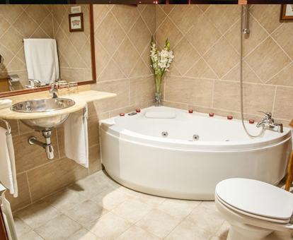 Foto del baño con bañera de hidromasaje que sse encuentra en el hotel de 2 estrellas Hotel Mayno